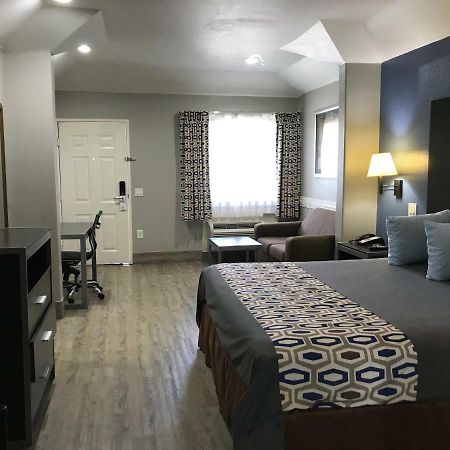 Camelot Inn And Suites Aldine Exteriér fotografie