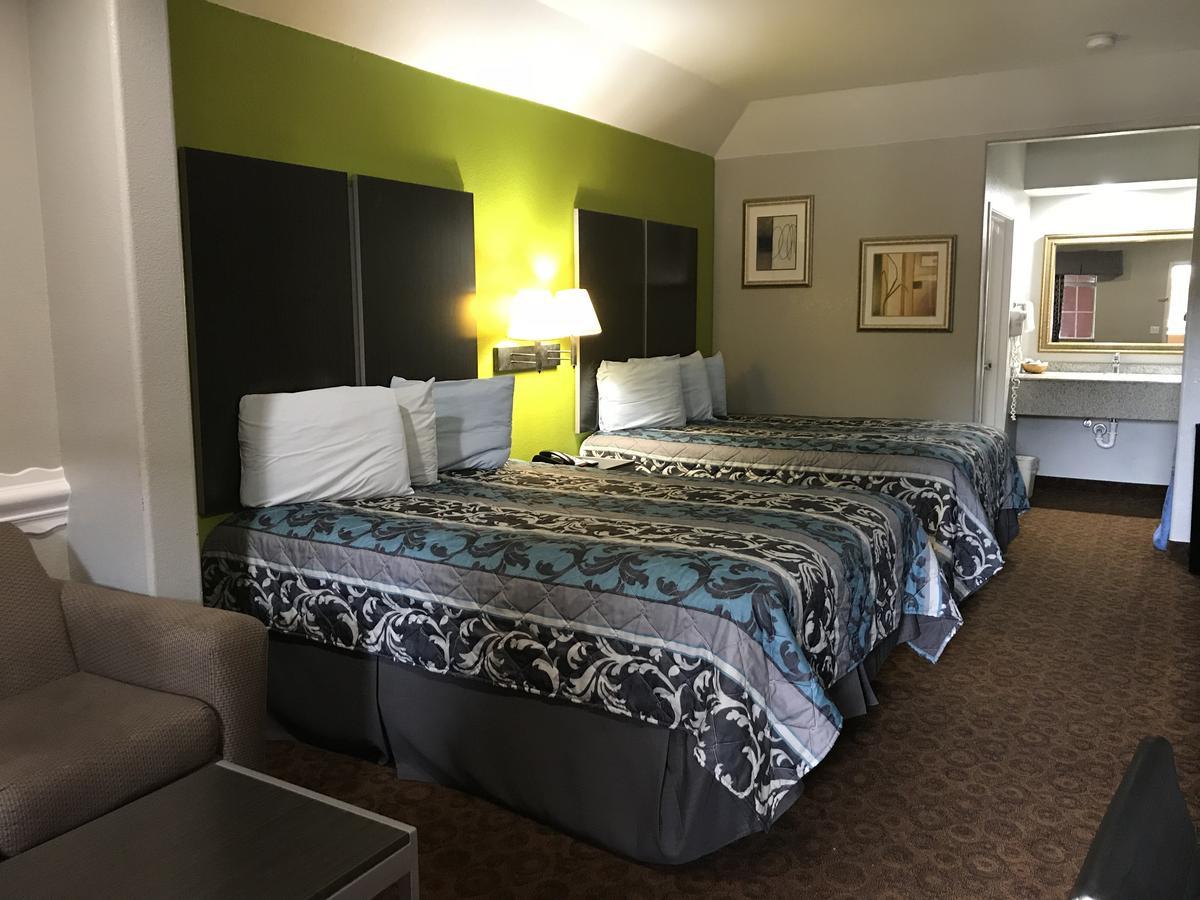 Camelot Inn And Suites Aldine Exteriér fotografie