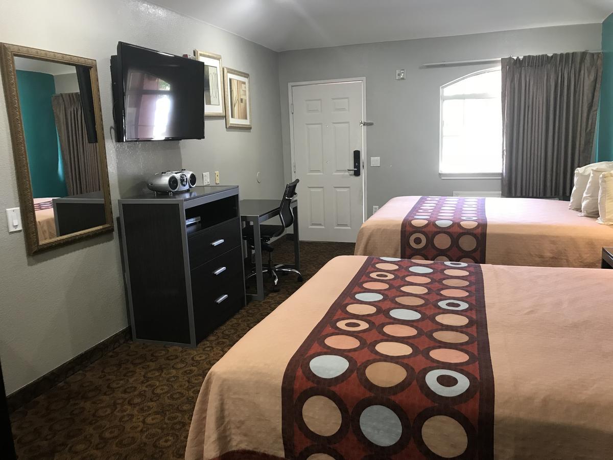 Camelot Inn And Suites Aldine Exteriér fotografie