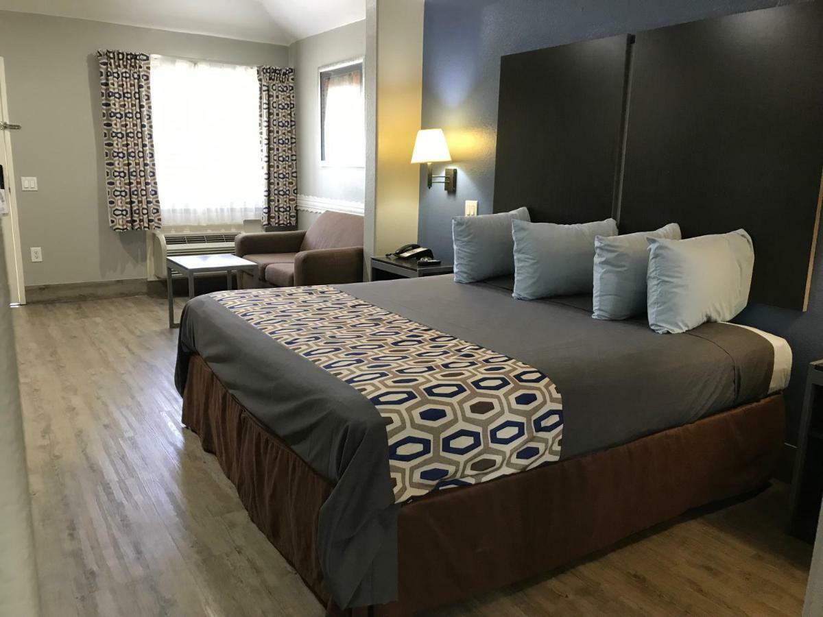 Camelot Inn And Suites Aldine Exteriér fotografie